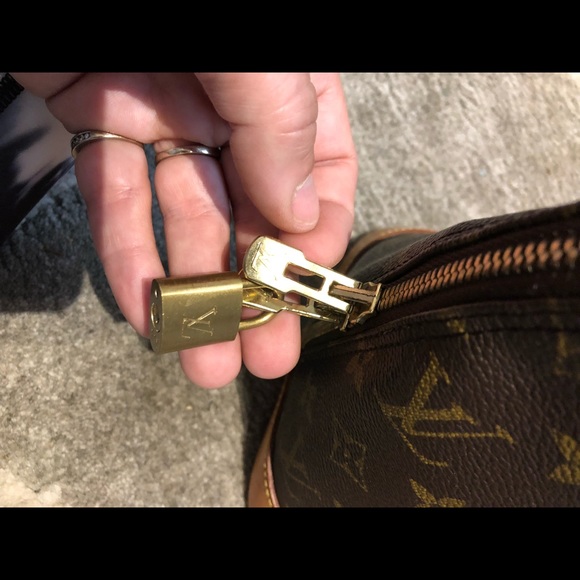 Authentic Louis Vuitton Alma PM INCLUDES lock & matching key 🔑 - Picture 3 of 16